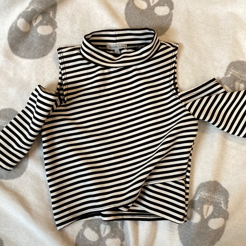 Crop top cold shoulder